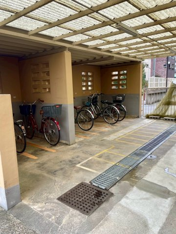 今福西コーポの駐輪場|雨風にさらされにくい屋根付きの駐輪場。