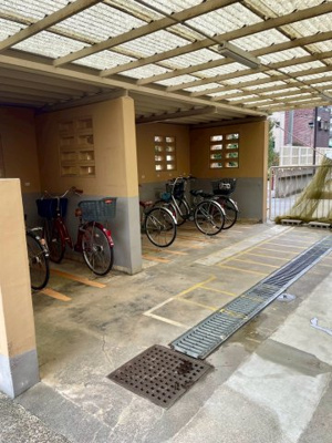 【駐輪場】 | 今福西コーポ | 雨風にさらされにくい屋根付きの駐輪場。