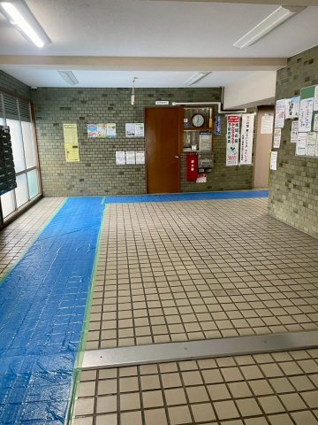 今福西コーポのエントランス|マンション内は綺麗に管理されています。