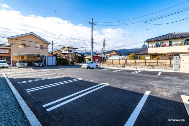 トリシア富竹の駐車場