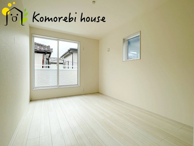 蓮田市西新宿　新築一戸建て　リーブルガーデン　02の寝室|広くて明るい寝室
