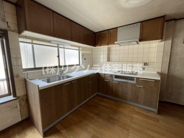 東町１丁目　中古一戸建てのキッチン|L字型キッチン
■物件内覧・資金計画相談・住宅ローン相談、リフォーム相談、お問合せ受付中■
※当日・翌日のご内覧、ご相談はお電話でのお問合せがスムーズです！