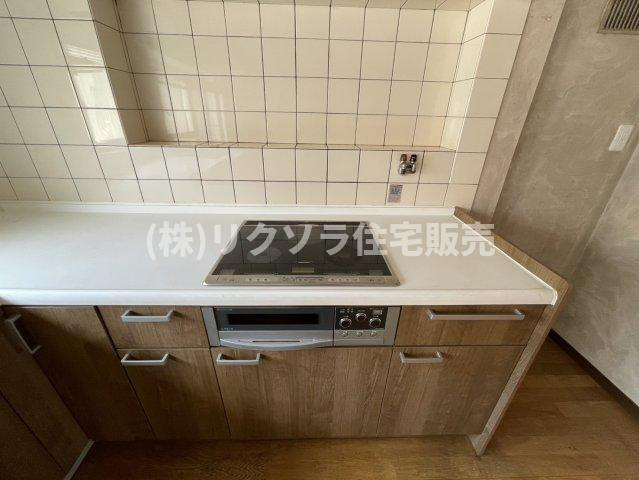 東町１丁目　中古一戸建てのキッチン|IHクッキングヒーター
■物件内覧・資金計画相談・住宅ローン相談、リフォーム相談、お問合せ受付中■
※当日・翌日のご内覧、ご相談はお電話でのお問合せがスムーズです！