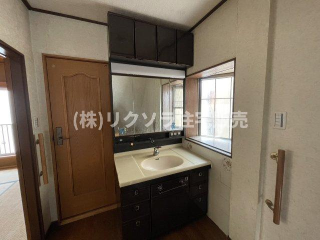 東町１丁目　中古一戸建ての独立洗面台|階段上踊り場　三面鏡付き独立洗面台
■物件内覧・資金計画相談・住宅ローン相談、リフォーム相談、お問合せ受付中■
※当日・翌日のご内覧、ご相談はお電話でのお問合せがスムーズです！