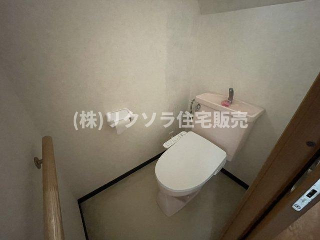 東町１丁目　中古一戸建てのトイレ|温水洗浄便座付き
■物件内覧・資金計画相談・住宅ローン相談、リフォーム相談、お問合せ受付中■
※当日・翌日のご内覧、ご相談はお電話でのお問合せがスムーズです！