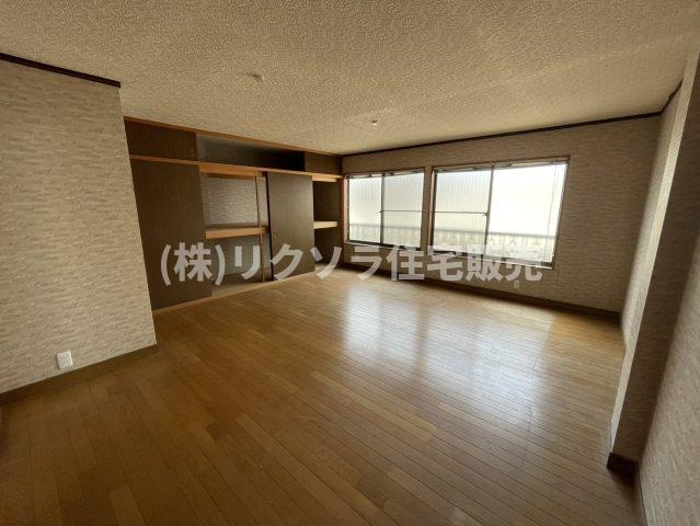 東町１丁目　中古一戸建ての洋室|洋室9.5帖
■物件内覧・資金計画相談・住宅ローン相談、リフォーム相談、お問合せ受付中■
※当日・翌日のご内覧、ご相談はお電話でのお問合せがスムーズです！