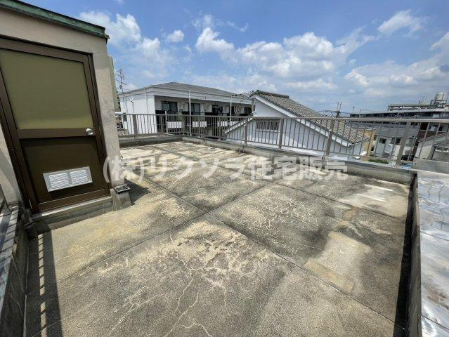 東町１丁目　中古一戸建てのバルコニー|屋上　ルーフバルコニー　屋外電源・水栓付き
■物件内覧・資金計画相談・住宅ローン相談、リフォーム相談、お問合せ受付中■
※当日・翌日のご内覧、ご相談はお電話でのお問合せがスムーズです！