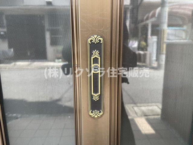東町１丁目　中古一戸建ての防犯設備|引き戸　鍵2か所
■物件内覧・資金計画相談・住宅ローン相談、リフォーム相談、お問合せ受付中■
※当日・翌日のご内覧、ご相談はお電話でのお問合せがスムーズです！
