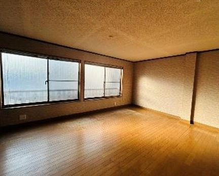 東町１丁目　中古一戸建ての洋室|洋室9.5帖
■物件内覧・資金計画相談・住宅ローン相談、リフォーム相談、お問合せ受付中■
※当日・翌日のご内覧、ご相談はお電話でのお問合せがスムーズです！