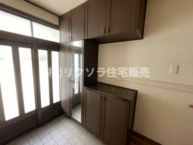 東町１丁目　中古一戸建ての収納|姿見付きシューズボックス
■物件内覧・資金計画相談・住宅ローン相談、リフォーム相談、お問合せ受付中■
※当日・翌日のご内覧、ご相談はお電話でのお問合せがスムーズです！