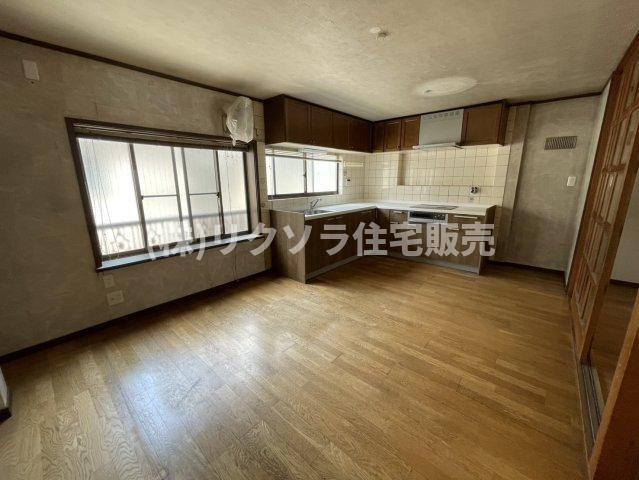 東町１丁目　中古一戸建ての居間・リビング|DK9.0帖
■物件内覧・資金計画相談・住宅ローン相談、リフォーム相談、お問合せ受付中■
※当日・翌日のご内覧、ご相談はお電話でのお問合せがスムーズです！