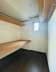 東町１丁目　中古一戸建ての収納|ウォークインクローゼット
■物件内覧・資金計画相談・住宅ローン相談、リフォーム相談、お問合せ受付中■
※当日・翌日のご内覧、ご相談はお電話でのお問合せがスムーズです！