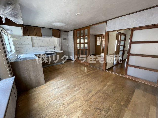 東町１丁目　中古一戸建ての居間・リビング|DK9.0帖
■物件内覧・資金計画相談・住宅ローン相談、リフォーム相談、お問合せ受付中■
※当日・翌日のご内覧、ご相談はお電話でのお問合せがスムーズです！
