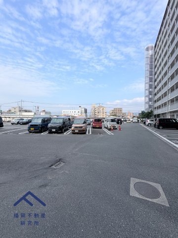 ローレルハイツ春日の駐車場