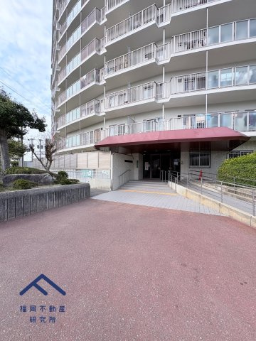 ローレルハイツ春日の駐車場