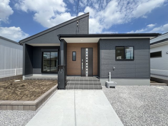 新築　甘楽郡甘楽町小川　Livele Garden.S　1号棟の玄関|　ポストと一体型のTVモニターホンでセキュリティ安心！
