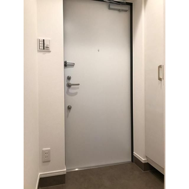 ウェルスクエアイズム下北沢の玄関