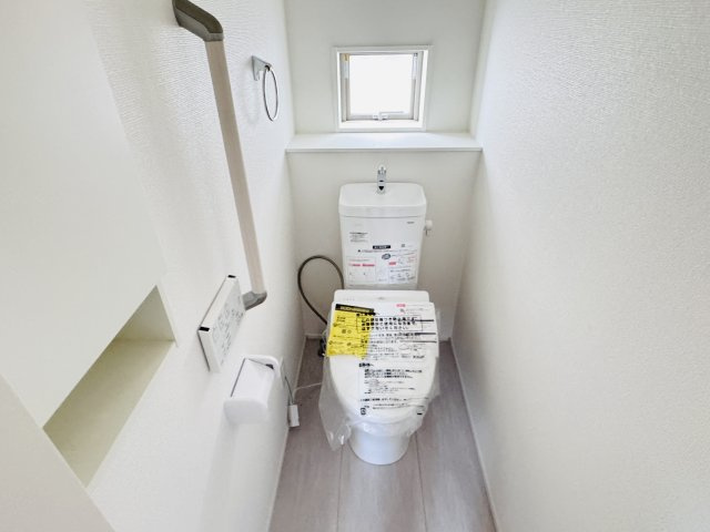 市川市宮久保２丁目新築戸建【百合台小学校:徒歩８分】のトイレ|温水洗浄暖房便座つきトイレ
