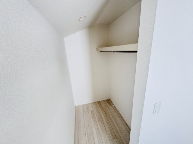 市川市宮久保２丁目新築戸建【百合台小学校:徒歩８分】の収納|5.25帖洋室・ウォークインクローゼット