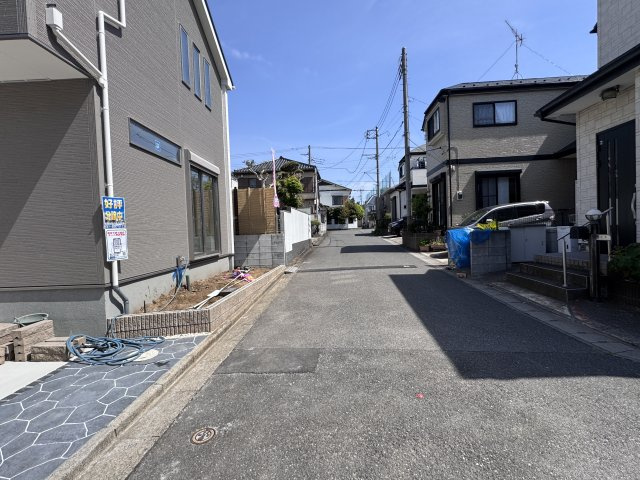 市川市宮久保２丁目新築戸建【百合台小学校:徒歩８分】の前面道路含む現地写真|東側前面道路・幅員約5ｍ