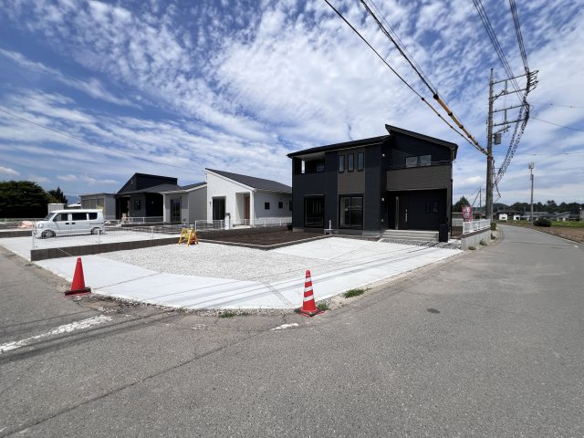 新築　甘楽郡甘楽町小川　Livele Garden.S　3号棟の前面道路含む現地写真|現地写真　南側接道幅員約4ｍ　東側接道幅員約4.7ｍ
