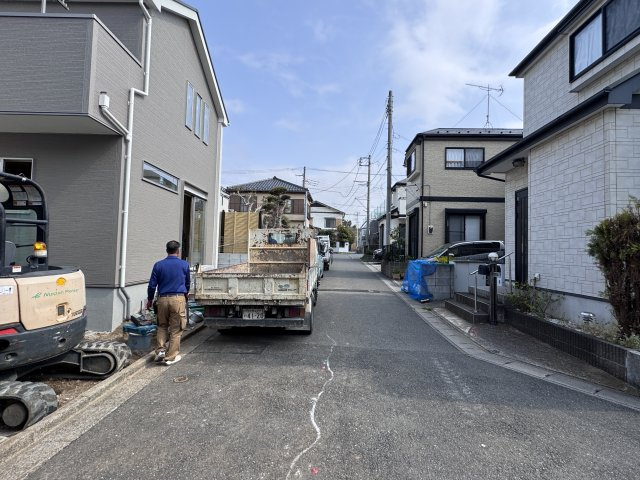 市川市宮久保２丁目新築戸建【百合台小学校:徒歩８分】の前面道路含む現地写真|東側前面道路・幅員約5ｍ