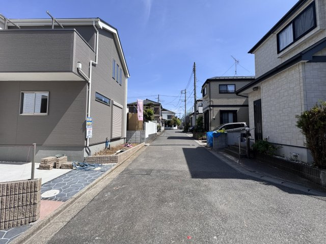 市川市宮久保２丁目新築戸建【百合台小学校:８分】の前面道路含む現地写真|東側前面道路・幅員約5ｍ
