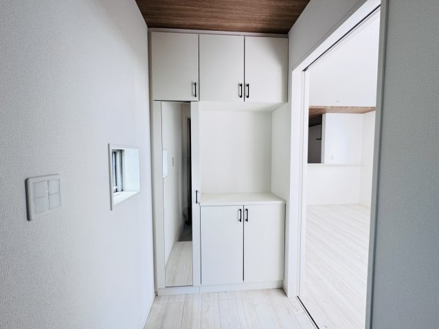 市川市宮久保２丁目新築戸建【百合台小学校:８分】の玄関|ミラー付きシューズボックス