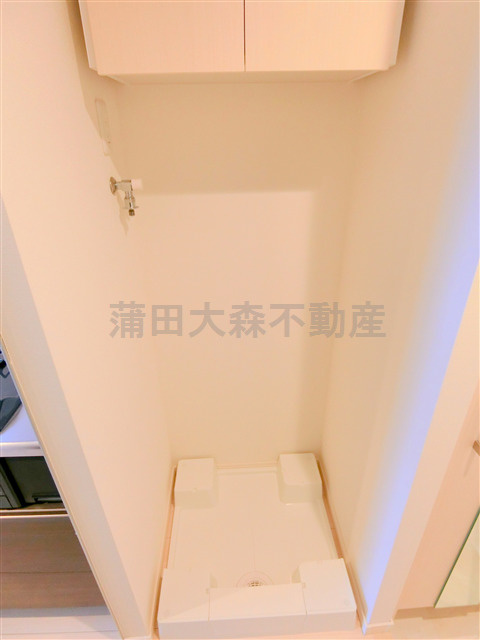 コヌ　ブリーズ蒲田の設備|吊戸棚収納付きの室内洗濯機置き場