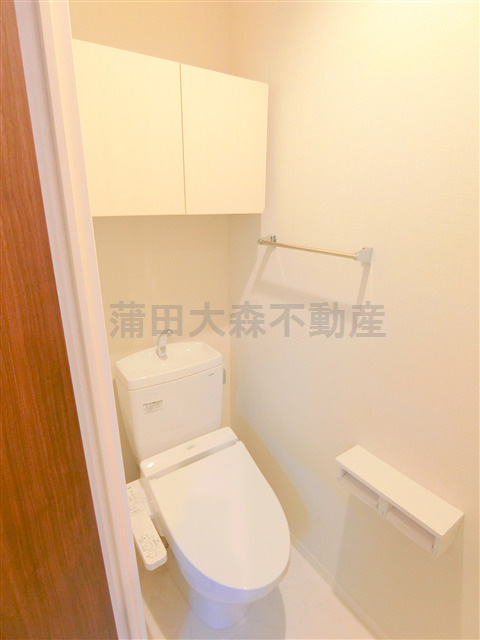コヌ　ブリーズ蒲田のトイレ|吊戸棚収納と温水暖房便座付きトイレ