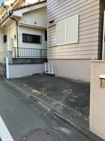 多摩市落合４丁目の一戸建ての駐車場