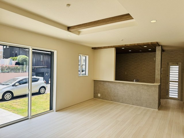 八王子市　北野台　新築一戸建ての居間・リビング|～19.12帖の明るいLDKで、家族団欒の時間をお過ごしいただけます～