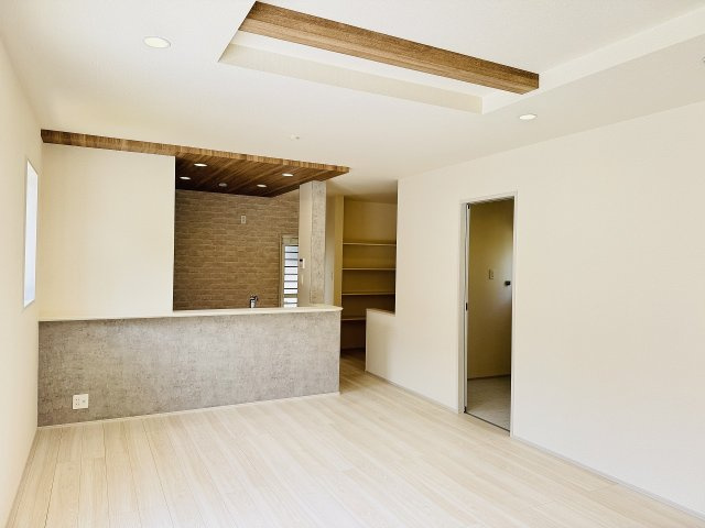 八王子市　北野台　新築一戸建ての居間・リビング|～19.12帖の明るいLDKで、家族団欒の時間をお過ごしいただけます～