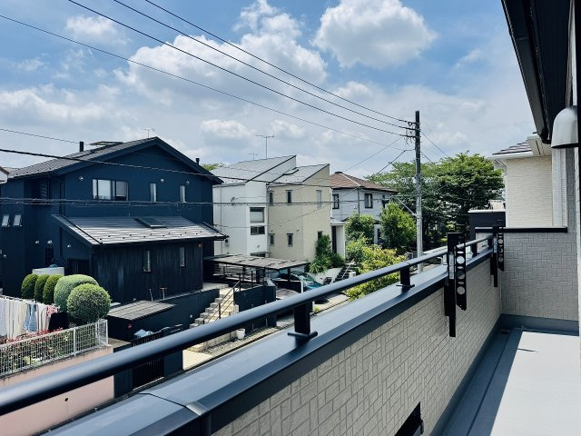 八王子市　北野台　新築一戸建てのバルコニー|～2部屋から出入り可能なバルコニー　陽当たり良好、洗濯物がよく乾きそうです～