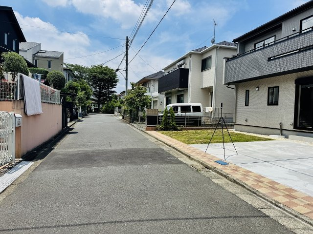 八王子市　北野台　新築一戸建ての前面道路含む現地写真|～南東側5ｍ道路に面しています～