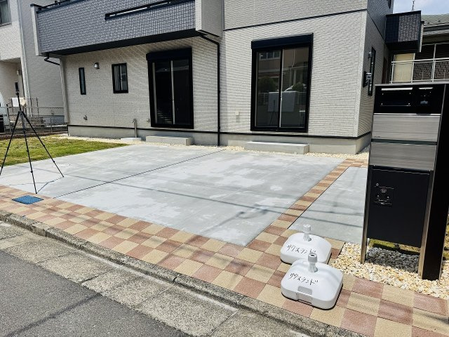 八王子市　北野台　新築一戸建ての駐車場|～並列2台駐車可能カースペース～