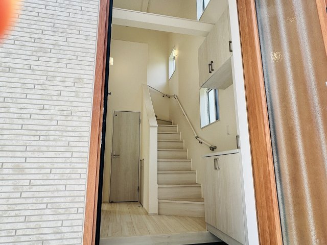 八王子市　北野台　新築一戸建ての玄関|～玄関上部吹き抜けにより開放感が生まれます～