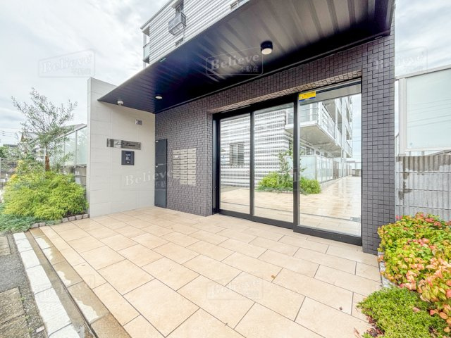 ラ・ルーチェのエントランス|宅配BOX付きで不在時の荷物の受け取りに便利です☆