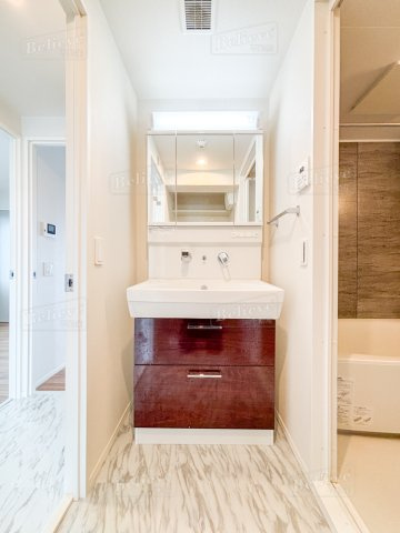 ラ・ルーチェの洗面所|明るい洗面所です★