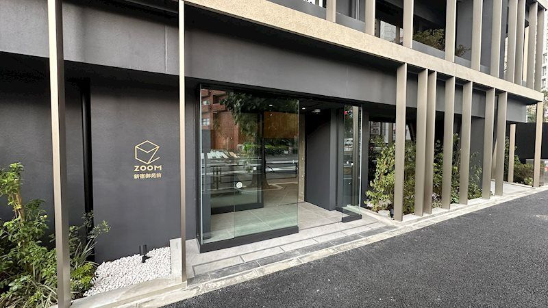 ZOOM新宿御苑前のエントランス