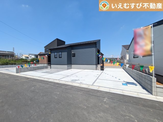 Livele Garden.S　上里町七本木第6の駐車場|並列3台以上駐車可能なゆとりのカースペース
複数台車をお持ちでも、お友達が遊びに来てもゆとりの駐車スペース！
