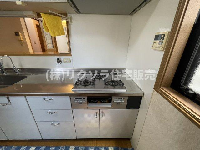 東町1丁目　中古一戸建てのキッチン|ビルトイン3口コンロ
■物件内覧・資金計画相談・住宅ローン相談、リフォーム相談、お問合せ受付中■
※当日・翌日のご内覧、ご相談はお電話でのお問合せがスムーズです！