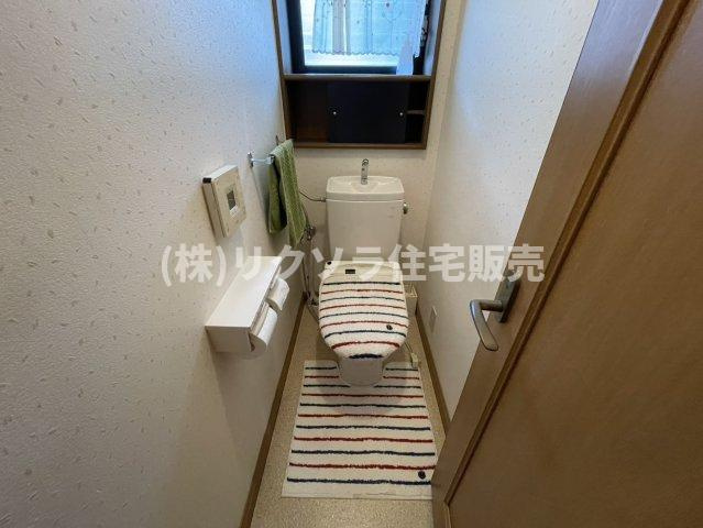 東町1丁目　中古一戸建ての内装|トイレ　2階　温水洗浄便座付き
■物件内覧・資金計画相談・住宅ローン相談、リフォーム相談、お問合せ受付中■
※当日・翌日のご内覧、ご相談はお電話でのお問合せがスムーズです！