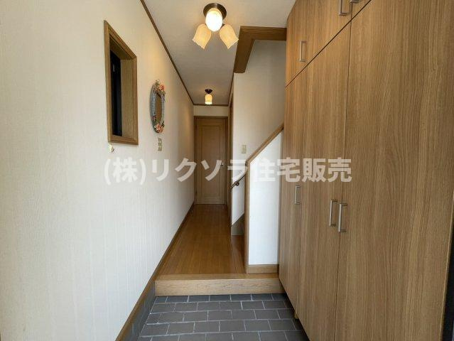 東町1丁目　中古一戸建ての内装|玄関内部
■物件内覧・資金計画相談・住宅ローン相談、リフォーム相談、お問合せ受付中■
※当日・翌日のご内覧、ご相談はお電話でのお問合せがスムーズです！