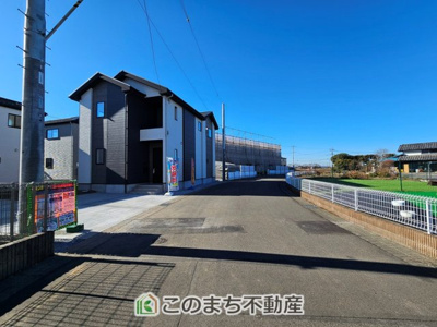 【前面道路含む現地写真】 | LIGARE小山市城西2期　1号棟 | 前面道路が広いので、陽当り・解放感◎になっております！