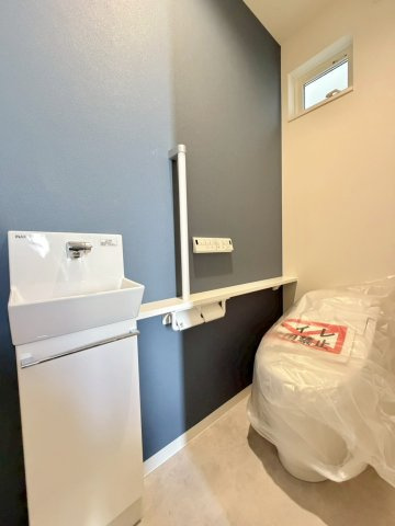 大原野上里勝山町　１号地のトイレ|１階トイレはタンクレストイレとなっております。スタイリッシュな見た目で、トイレ空間をおしゃれに演出♪