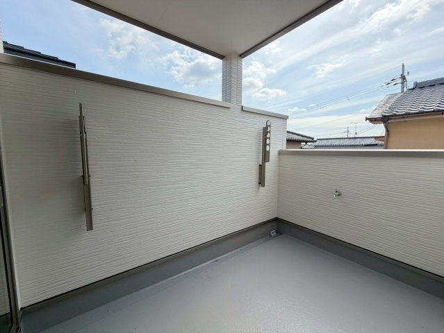 大原野上里勝山町　１号地のバルコニー|６帖洋室、６．７帖洋室の２部屋からバルコニーへ出入りが可能！