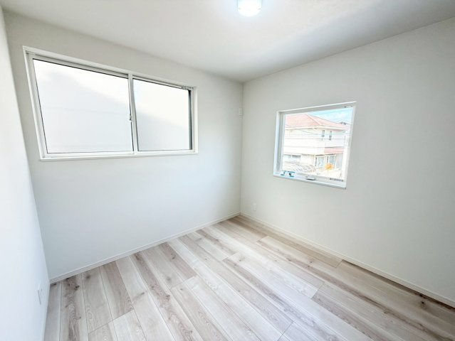 大原野上里勝山町　１号地の洋室|【５．２帖洋室】ベッドや机など無理なく配置できる広さ。また全居室に収納を設け、お部屋がスッキリ片付き居住空間を広く活用できちゃいます！