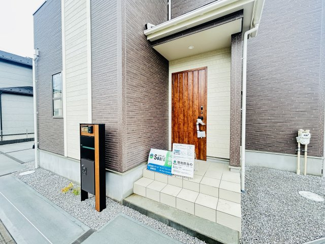 新築　前橋市後家町全2棟　Blooming　Garden　１号棟の玄関|現地写真　ポストと一体型のTVモニターホンでセキュリティ安心！
