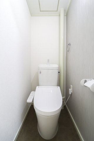 【Re Dream】境谷第2住宅団地17棟のトイレ|年間を通して快適に使用できる温水洗浄機能付きのトイレです。

室内（2025年7月）撮影